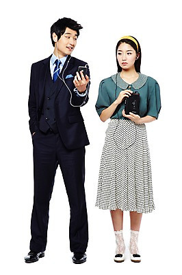 포토 JPG 스튜디오촬영 전신 라이프스타일 여자 남자 산업 음악 이어폰 음향기기 비즈니스 기술 실내 서기 미소 웃음 들기 사람 정장 20대 성인 두명 앞모습 비즈니스라이프 전자제품 청춘 치마 디지털 음악감상 감상 듣기 한국인 과학기술 카세트테이프 직장인 비즈니스맨 비교 발전 변화 추억 MP3 라디오 복고 아날로그 디지털산업 기계화 산업발전 현재 청년만 성인만 세련 국내포토 직업 옷 뷰포인트 컨셉 모션 하의 문화예술 표정 동양인 청년 내부 생활 파일형식