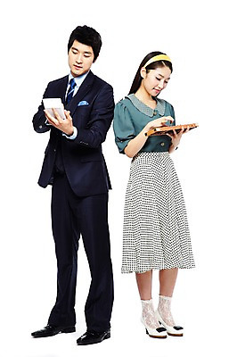 포토 JPG 스튜디오촬영 전신 라이프스타일 여자 남자 산업 비즈니스 기술 실내 서기 들기 사람 정장 20대 성인 두명 앞모습 비즈니스라이프 전자제품 청춘 치마 디지털 사무용품 한국인 과학기술 전자계산기 계산기 주판 업무 직장인 비즈니스맨 비교 작업실 계산 발전 변화 추억 복고 아날로그 디지털산업 기계화 산업발전 현재 청년만 성인만 세련 국내포토 직업 옷 뷰포인트 컨셉 모션 하의 문구용품 동양인 청년 내부 생활 장비 작업 파일형식