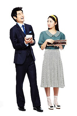 포토 JPG 스튜디오촬영 전신 라이프스타일 여자 남자 산업 비즈니스 기술 실내 서기 미소 웃음 들기 사람 정장 20대 성인 두명 앞모습 비즈니스라이프 전자제품 청춘 치마 디지털 사무용품 한국인 과학기술 전자계산기 계산기 주판 업무 직장인 비즈니스맨 비교 작업실 계산 찡그림 발전 변화 추억 복고 아날로그 디지털산업 기계화 부러움 산업발전 현재 청년만 성인만 세련 국내포토 직업 옷 감정 뷰포인트 컨셉 모션 하의 문구용품 표정 동양인 청년 내부 생활 장비 작업 파일형식