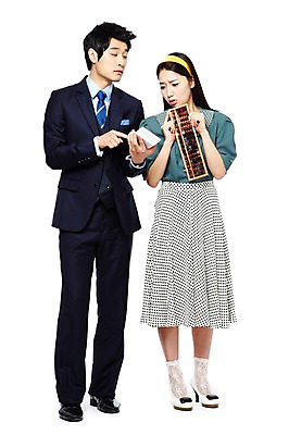 포토 JPG 스튜디오촬영 전신 라이프스타일 여자 남자 산업 비즈니스 기술 실내 서기 들기 사람 정장 20대 성인 두명 앞모습 비즈니스라이프 전자제품 청춘 치마 디지털 사무용품 한국인 과학기술 전자계산기 계산기 주판 업무 직장인 비즈니스맨 비교 작업실 계산 발전 변화 추억 엿보기 복고 아날로그 디지털산업 기계화 부러움 산업발전 현재 청년만 성인만 세련 국내포토 직업 옷 감정 뷰포인트 컨셉 모션 하의 문구용품 동양인 청년 내부 생활 장비 작업 파일형식