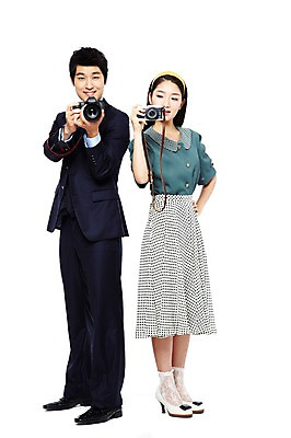 포토 JPG 스튜디오촬영 전신 라이프스타일 여자 남자 산업 비즈니스 기술 실내 서기 미소 웃음 들기 사람 정장 20대 성인 두명 앞모습 비즈니스라이프 전자제품 청춘 치마 카메라 디지털 사진촬영 촬영 한국인 과학기술 직장인 비즈니스맨 비교 발전 변화 추억 복고 아날로그 디지털산업 기계화 산업발전 현재 청년만 성인만 세련 국내포토 직업 옷 뷰포인트 컨셉 모션 하의 표정 동양인 청년 내부 생활 파일형식