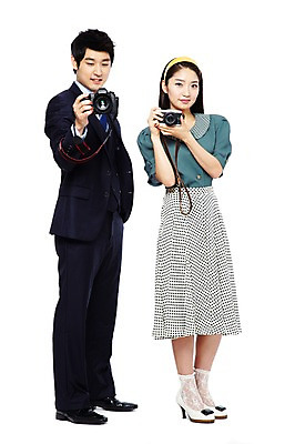 포토 JPG 스튜디오촬영 전신 라이프스타일 여자 남자 산업 비즈니스 기술 실내 서기 미소 웃음 들기 사람 정장 20대 성인 두명 앞모습 비즈니스라이프 전자제품 청춘 치마 카메라 디지털 사진촬영 촬영 한국인 과학기술 직장인 비즈니스맨 비교 발전 변화 추억 복고 아날로그 디지털산업 기계화 산업발전 현재 청년만 성인만 세련 국내포토 직업 옷 뷰포인트 컨셉 모션 하의 표정 동양인 청년 내부 생활 파일형식