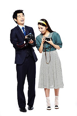 포토 JPG 스튜디오촬영 전신 라이프스타일 여자 남자 산업 비즈니스 기술 실내 서기 미소 웃음 들기 사람 정장 20대 성인 두명 앞모습 비즈니스라이프 전자제품 청춘 치마 카메라 디지털 사진촬영 촬영 한국인 과학기술 직장인 비즈니스맨 비교 발전 변화 추억 엿보기 복고 아날로그 디지털산업 기계화 부러움 산업발전 현재 청년만 성인만 세련 국내포토 직업 옷 감정 뷰포인트 컨셉 모션 하의 표정 동양인 청년 내부 생활 파일형식