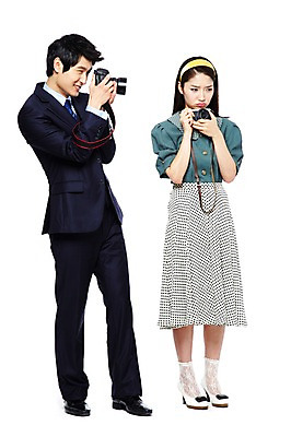 포토 JPG 스튜디오촬영 전신 라이프스타일 여자 남자 산업 비즈니스 기술 실내 서기 들기 사람 정장 20대 성인 두명 앞모습 비즈니스라이프 전자제품 청춘 치마 카메라 디지털 사진촬영 촬영 한국인 과학기술 직장인 비즈니스맨 비교 발전 변화 추억 복고 아날로그 디지털산업 기계화 산업발전 현재 청년만 성인만 세련 국내포토 직업 옷 뷰포인트 컨셉 모션 하의 동양인 청년 내부 생활 파일형식