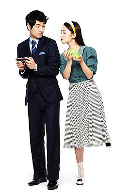 포토 JPG 스튜디오촬영 전신 라이프스타일 여자 남자 산업 비즈니스 기술 실내 서기 들기 사람 정장 20대 성인 두명 앞모습 비즈니스라이프 전자제품 청춘 치마 장난감 놀이용품 디지털 한국인 과학기술 게임 용수철 직장인 비즈니스맨 비교 발전 변화 추억 게임기 엿보기 복고 아날로그 디지털산업 기계화 부러움 산업발전 현재 청년만 성인만 세련 국내포토 직업 옷 감정 뷰포인트 컨셉 모션 놀이 하의 동양인 청년 내부 생활 오브젝트 파일형식