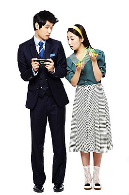 포토 JPG 스튜디오촬영 전신 라이프스타일 여자 남자 산업 비즈니스 기술 실내 서기 들기 사람 정장 20대 성인 두명 앞모습 비즈니스라이프 전자제품 청춘 치마 장난감 놀이용품 디지털 한국인 과학기술 게임 용수철 직장인 비즈니스맨 비교 발전 변화 추억 게임기 엿보기 복고 아날로그 디지털산업 기계화 부러움 산업발전 현재 청년만 성인만 세련 국내포토 직업 옷 감정 뷰포인트 컨셉 모션 놀이 하의 동양인 청년 내부 생활 오브젝트 파일형식