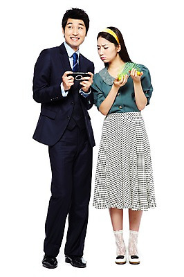 포토 JPG 스튜디오촬영 전신 라이프스타일 여자 남자 산업 비즈니스 기술 실내 서기 웃음 들기 사람 정장 20대 성인 두명 앞모습 비즈니스라이프 전자제품 청춘 치마 장난감 놀이용품 디지털 한국인 과학기술 게임 용수철 직장인 비즈니스맨 비교 찡그림 발전 변화 추억 게임기 엿보기 복고 아날로그 디지털산업 기계화 부러움 산업발전 현재 청년만 성인만 세련 국내포토 직업 옷 감정 뷰포인트 컨셉 모션 놀이 하의 표정 동양인 청년 내부 생활 오브젝트 파일형식