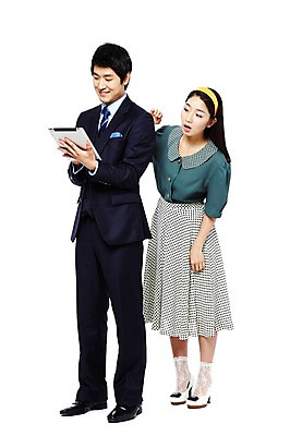 포토 JPG 스튜디오촬영 전신 라이프스타일 여자 남자 산업 비즈니스 정보통신 기술 실내 정보기술 서기 미소 웃음 들기 사람 정장 20대 성인 두명 앞모습 비즈니스라이프 전자제품 컴퓨터 청춘 치마 태블릿 디지털 통신기기 한국인 과학기술 업무 직장인 비즈니스맨 비교 작업실 발전 변화 추억 휴대용 엿보기 복고 아날로그 디지털산업 기계화 부러움 산업발전 현재 청년만 성인만 세련 국내포토 직업 옷 감정 뷰포인트 컨셉 통신 모션 하의 표정 동양인 청년 내부 생활 스마트기기 기계 정보 작업 오브젝트 파일형식