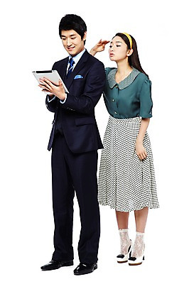 포토 JPG 스튜디오촬영 전신 라이프스타일 여자 남자 산업 비즈니스 정보통신 기술 실내 정보기술 서기 미소 웃음 들기 사람 정장 20대 성인 두명 앞모습 비즈니스라이프 전자제품 컴퓨터 청춘 치마 태블릿 디지털 통신기기 한국인 과학기술 업무 직장인 비즈니스맨 비교 작업실 발전 변화 추억 휴대용 엿보기 복고 아날로그 디지털산업 기계화 부러움 산업발전 현재 청년만 성인만 세련 국내포토 직업 옷 감정 뷰포인트 컨셉 통신 모션 하의 표정 동양인 청년 내부 생활 스마트기기 기계 정보 작업 오브젝트 파일형식