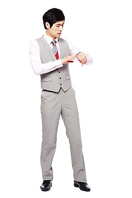 포토 JPG 스튜디오촬영 전신 직업 응시 남자 포즈 비즈니스 모션 영업 실내 표정 한명 서기 누끼 사람 동양인 정장 손짓 20대 성인 앞모습 비즈니스라이프 거래 한국인 시간 업무 직장인 비즈니스맨 작업실 지각 손목시계 복고 열정 사회생활 남자만 남자한명만 성인남자만 청년만 청년남자만 청년남자한명만 성인한명만 성인남자한명만 성인만 국내포토 1 라이프스타일 시선 옷 감정 뷰포인트 시계 장신구 인종 청년 내부 작업 파일형식