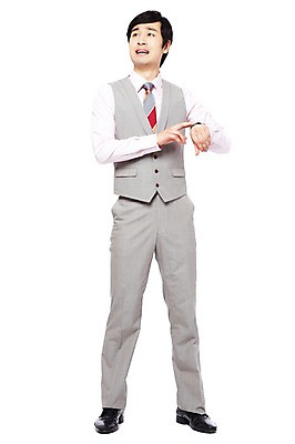 포토 JPG 스튜디오촬영 전신 직업 응시 남자 포즈 비즈니스 모션 영업 실내 표정 한명 서기 누끼 사람 동양인 정장 손짓 20대 성인 앞모습 비즈니스라이프 거래 한국인 시간 업무 직장인 비즈니스맨 작업실 지각 손목시계 복고 열정 사회생활 남자만 남자한명만 성인남자만 청년만 청년남자만 청년남자한명만 성인한명만 성인남자한명만 성인만 국내포토 1 라이프스타일 시선 옷 감정 뷰포인트 시계 장신구 인종 청년 내부 작업 파일형식