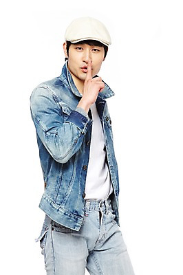 포토 JPG 스튜디오촬영 모자 옷 패션 남자 포즈 모션 실내 한명 서기 누끼 사람 동양인 손짓 20대 성인 앞모습 캐주얼 청춘 유행 한국인 청바지 추억 비밀 복고 쉿 조용 청자켓 남자만 남자한명만 성인남자만 청년만 청년남자만 청년남자한명만 성인한명만 성인남자한명만 성인만 국내포토 1 잡화 뷰포인트 컨셉 바지 인종 청년 내부 재킷 파일형식