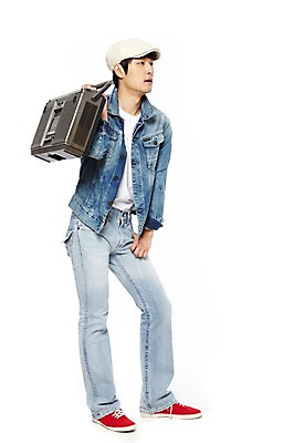 포토 JPG 스튜디오촬영 전신 모자 응시 옷 패션 남자 음악 음향기기 포즈 모션 놀이 실내 한명 서기 들기 누끼 사람 동양인 20대 성인 앞모습 캐주얼 전자제품 청춘 유행 음악감상 감상 한국인 청바지 카세트테이프 추억 라디오 복고 청자켓 아날로그 고고장 남자만 남자한명만 성인남자만 청년만 청년남자만 청년남자한명만 성인한명만 성인남자한명만 성인만 국내포토 1 시선 잡화 뷰포인트 컨셉 바지 문화예술 인종 청년 내부 재킷 파일형식