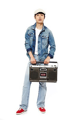 포토 JPG 스튜디오촬영 전신 모자 옷 패션 남자 음악 음향기기 포즈 모션 놀이 실내 한명 서기 들기 누끼 사람 동양인 20대 성인 앞모습 캐주얼 전자제품 청춘 유행 음악감상 감상 한국인 청바지 카세트테이프 추억 라디오 복고 청자켓 아날로그 고고장 남자만 남자한명만 성인남자만 청년만 청년남자만 청년남자한명만 성인한명만 성인남자한명만 성인만 국내포토 1 잡화 뷰포인트 컨셉 바지 문화예술 인종 청년 내부 재킷 파일형식