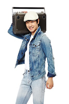 포토 JPG 스튜디오촬영 모자 옷 패션 남자 음악 음향기기 포즈 모션 놀이 실내 한명 서기 미소 웃음 들기 누끼 사람 동양인 20대 성인 앞모습 캐주얼 전자제품 청춘 유행 음악감상 감상 한국인 청바지 카세트테이프 추억 라디오 복고 청자켓 아날로그 고고장 남자만 남자한명만 성인남자만 청년만 청년남자만 청년남자한명만 성인한명만 성인남자한명만 성인만 국내포토 1 잡화 뷰포인트 컨셉 바지 문화예술 표정 인종 청년 내부 재킷 파일형식