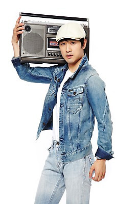 포토 JPG 스튜디오촬영 모자 옷 패션 남자 음악 음향기기 포즈 모션 놀이 실내 한명 서기 들기 누끼 사람 동양인 20대 성인 앞모습 캐주얼 전자제품 청춘 유행 음악감상 감상 한국인 청바지 카세트테이프 추억 라디오 복고 청자켓 아날로그 고고장 남자만 남자한명만 성인남자만 청년만 청년남자만 청년남자한명만 성인한명만 성인남자한명만 성인만 국내포토 1 잡화 뷰포인트 컨셉 바지 문화예술 인종 청년 내부 재킷 파일형식