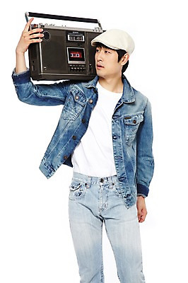 포토 JPG 스튜디오촬영 모자 응시 옷 패션 남자 음악 음향기기 포즈 모션 놀이 실내 한명 서기 들기 누끼 사람 동양인 20대 성인 앞모습 캐주얼 전자제품 청춘 유행 음악감상 감상 한국인 청바지 카세트테이프 추억 라디오 복고 청자켓 아날로그 고고장 남자만 남자한명만 성인남자만 청년만 청년남자만 청년남자한명만 성인한명만 성인남자한명만 성인만 국내포토 1 시선 잡화 뷰포인트 컨셉 바지 문화예술 인종 청년 내부 재킷 파일형식