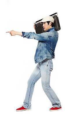 포토 JPG 스튜디오촬영 전신 모자 옷 패션 남자 음악 음향기기 포즈 모션 놀이 실내 한명 서기 들기 누끼 사람 동양인 손짓 20대 성인 옆모습 캐주얼 전자제품 청춘 유행 음악감상 감상 한국인 청바지 가리킴 카세트테이프 추억 라디오 복고 청자켓 아날로그 고고장 남자만 남자한명만 성인남자만 청년만 청년남자만 청년남자한명만 성인한명만 성인남자한명만 성인만 국내포토 1 잡화 뷰포인트 컨셉 바지 문화예술 인종 청년 내부 재킷 파일형식