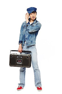 포토 JPG 스튜디오촬영 전신 모자 옷 패션 남자 음악 음향기기 포즈 모션 놀이 실내 한명 서기 들기 누끼 사람 동양인 20대 성인 앞모습 캐주얼 전자제품 청춘 유행 음악감상 감상 한국인 청바지 카세트테이프 추억 라디오 복고 청자켓 아날로그 고고장 남자만 남자한명만 성인남자만 청년만 청년남자만 청년남자한명만 성인한명만 성인남자한명만 성인만 국내포토 1 잡화 뷰포인트 컨셉 바지 문화예술 인종 청년 내부 재킷 파일형식