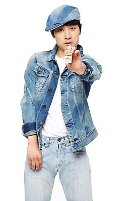 포토 JPG 스튜디오촬영 모자 옷 패션 남자 포즈 모션 흡연 담배 실내 한명 서기 들기 누끼 사람 동양인 20대 성인 앞모습 캐주얼 청춘 유행 한국인 청바지 추억 성냥 복고 청자켓 성냥갑 남자만 남자한명만 성인남자만 청년만 청년남자만 청년남자한명만 성인한명만 성인남자한명만 성인만 국내포토 1 잡화 뷰포인트 컨셉 바지 인종 청년 내부 재킷 파일형식