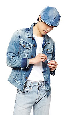 포토 JPG 스튜디오촬영 모자 옷 패션 남자 흡연 담배 실내 한명 서기 들기 누끼 사람 동양인 20대 성인 앞모습 캐주얼 청춘 유행 한국인 청바지 추억 성냥 복고 청자켓 성냥갑 남자만 남자한명만 성인남자만 청년만 청년남자만 청년남자한명만 성인한명만 성인남자한명만 성인만 국내포토 1 잡화 뷰포인트 컨셉 바지 모션 인종 청년 내부 재킷 파일형식