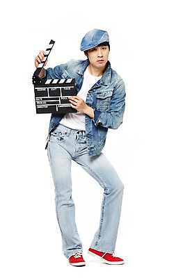 포토 JPG 스튜디오촬영 전신 모자 옷 패션 남자 포즈 모션 실내 한명 서기 들기 누끼 사람 동양인 20대 성인 앞모습 캐주얼 청춘 유행 촬영 한국인 청바지 추억 감독 클래퍼보드 영화 복고 청자켓 영화감독 영화촬영 남자만 남자한명만 성인남자만 청년만 청년남자만 청년남자한명만 성인한명만 성인남자한명만 성인만 국내포토 직업 1 잡화 뷰포인트 컨셉 바지 문화예술 인종 청년 내부 재킷 파일형식