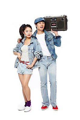 포토 JPG 스튜디오촬영 전신 모자 라이프스타일 커플 옷 여자 패션 남자 음악 한쌍 음향기기 포즈 반바지 모션 놀이 실내 서기 들기 누끼 사람 동양인 20대 성인 취미 두명 앞모습 캐주얼 전자제품 청춘 유행 음악감상 감상 한국인 청바지 카세트테이프 추억 라디오 복고 청자켓 아날로그 고고장 청년만 성인만 국내포토 잡화 뷰포인트 컨셉 바지 관계 문화예술 인종 청년 내부 생활 재킷 파일형식