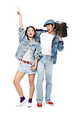 포토 JPG 스튜디오촬영 전신 모자 라이프스타일 커플 옷 여자 패션 남자 음악 한쌍 음향기기 포즈 반바지 모션 놀이 실내 서기 미소 웃음 들기 누끼 사람 동양인 손짓 20대 성인 취미 두명 앞모습 캐주얼 전자제품 청춘 유행 음악감상 감상 한국인 청바지 가리킴 카세트테이프 추억 라디오 복고 청자켓 아날로그 고고장 청년만 성인만 국내포토 잡화 뷰포인트 컨셉 바지 관계 문화예술 표정 인종 청년 내부 생활 재킷 파일형식