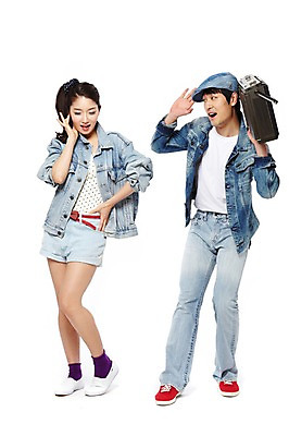 포토 JPG 스튜디오촬영 전신 모자 라이프스타일 커플 옷 여자 패션 남자 음악 한쌍 음향기기 포즈 반바지 모션 놀이 실내 서기 미소 웃음 들기 누끼 사람 동양인 20대 성인 취미 두명 앞모습 캐주얼 전자제품 청춘 유행 음악감상 감상 한국인 청바지 카세트테이프 추억 라디오 복고 청자켓 아날로그 고고장 청년만 성인만 국내포토 잡화 뷰포인트 컨셉 바지 관계 문화예술 표정 인종 청년 내부 생활 재킷 파일형식