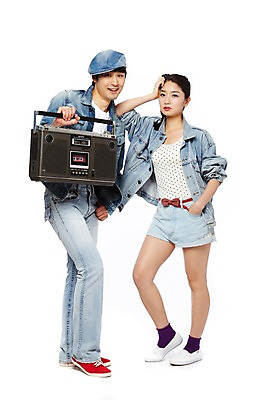 포토 JPG 스튜디오촬영 전신 모자 라이프스타일 커플 옷 여자 패션 남자 음악 한쌍 음향기기 포즈 반바지 모션 놀이 실내 서기 미소 웃음 들기 누끼 사람 동양인 20대 성인 취미 두명 앞모습 캐주얼 전자제품 청춘 유행 음악감상 감상 한국인 청바지 카세트테이프 추억 라디오 복고 청자켓 아날로그 고고장 청년만 성인만 국내포토 잡화 뷰포인트 컨셉 바지 관계 문화예술 표정 인종 청년 내부 생활 재킷 파일형식
