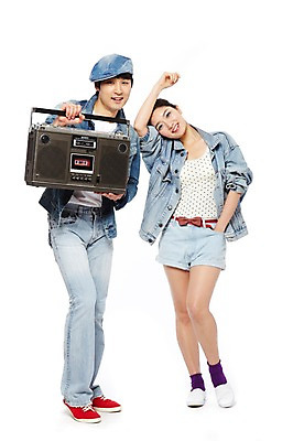 포토 JPG 스튜디오촬영 전신 모자 라이프스타일 커플 옷 여자 패션 남자 음악 한쌍 음향기기 포즈 반바지 모션 놀이 실내 서기 미소 웃음 들기 누끼 사람 동양인 20대 성인 취미 두명 앞모습 캐주얼 전자제품 청춘 유행 음악감상 감상 한국인 청바지 카세트테이프 추억 라디오 복고 청자켓 아날로그 고고장 청년만 성인만 국내포토 잡화 뷰포인트 컨셉 바지 관계 문화예술 표정 인종 청년 내부 생활 재킷 파일형식