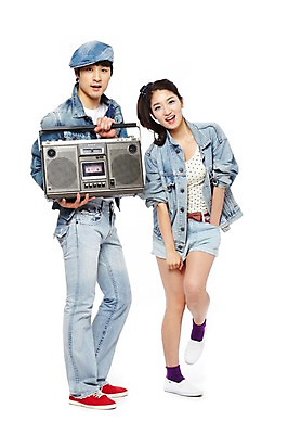 포토 JPG 스튜디오촬영 전신 모자 라이프스타일 커플 옷 여자 패션 남자 음악 한쌍 음향기기 포즈 반바지 모션 놀이 실내 서기 미소 웃음 들기 누끼 사람 동양인 20대 성인 취미 두명 앞모습 캐주얼 전자제품 청춘 유행 음악감상 감상 한국인 청바지 카세트테이프 추억 라디오 복고 청자켓 아날로그 고고장 청년만 성인만 국내포토 잡화 뷰포인트 컨셉 바지 관계 문화예술 표정 인종 청년 내부 생활 재킷 파일형식