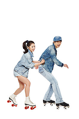 포토 JPG 스튜디오촬영 전신 모자 라이프스타일 커플 옷 여자 패션 남자 한쌍 포즈 반바지 모션 놀이 레저 실내 서기 미소 웃음 누끼 사람 동양인 20대 성인 취미 두명 옆모습 캐주얼 레포츠 청춘 유행 한국인 스케이트 청바지 잡기 롤러블레이드 추억 승차 즐거움 복고 롤러 청자켓 롤러장 청년만 성인만 국내포토 잡화 감정 스포츠용품 뷰포인트 컨셉 바지 관계 표정 인종 청년 내부 생활 재킷 파일형식