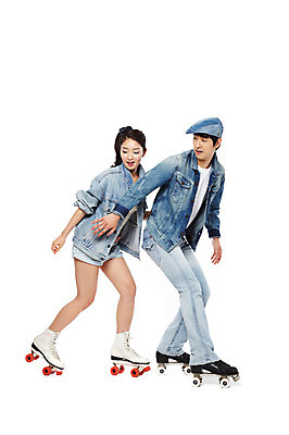 포토 JPG 스튜디오촬영 전신 모자 라이프스타일 커플 옷 여자 패션 남자 한쌍 포즈 반바지 모션 놀이 레저 실내 서기 미소 웃음 누끼 사람 동양인 20대 성인 취미 두명 옆모습 캐주얼 레포츠 청춘 유행 한국인 스케이트 청바지 뒤돌아보기 롤러블레이드 추억 승차 즐거움 복고 롤러 청자켓 롤러장 청년만 성인만 국내포토 잡화 감정 스포츠용품 뷰포인트 컨셉 바지 관계 표정 인종 청년 내부 생활 재킷 파일형식
