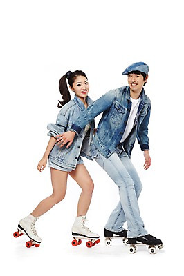 포토 JPG 스튜디오촬영 전신 모자 라이프스타일 커플 옷 여자 패션 남자 한쌍 포즈 반바지 모션 놀이 레저 실내 서기 미소 웃음 누끼 사람 동양인 20대 성인 취미 두명 옆모습 캐주얼 레포츠 청춘 유행 한국인 스케이트 청바지 롤러블레이드 추억 승차 즐거움 복고 롤러 청자켓 롤러장 청년만 성인만 국내포토 잡화 감정 스포츠용품 뷰포인트 컨셉 바지 관계 표정 인종 청년 내부 생활 재킷 파일형식