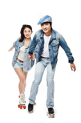 포토 JPG 스튜디오촬영 전신 모자 라이프스타일 커플 옷 여자 패션 남자 한쌍 포즈 반바지 모션 놀이 레저 실내 서기 미소 웃음 누끼 사람 동양인 20대 성인 취미 두명 앞모습 캐주얼 레포츠 청춘 유행 손잡기 한국인 스케이트 청바지 롤러블레이드 추억 승차 즐거움 복고 롤러 청자켓 롤러장 청년만 성인만 국내포토 잡화 감정 스포츠용품 뷰포인트 컨셉 바지 관계 표정 인종 청년 내부 생활 재킷 파일형식