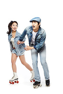 포토 JPG 스튜디오촬영 전신 모자 라이프스타일 커플 옷 여자 패션 남자 한쌍 포즈 반바지 모션 놀이 레저 실내 서기 미소 웃음 누끼 사람 동양인 20대 성인 취미 두명 캐주얼 레포츠 청춘 유행 손잡기 한국인 스케이트 청바지 롤러블레이드 추억 승차 즐거움 복고 롤러 청자켓 롤러장 청년만 성인만 국내포토 잡화 감정 스포츠용품 컨셉 바지 관계 표정 인종 청년 내부 생활 재킷 파일형식