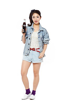 포토 JPG 스튜디오촬영 전신 긴머리 옷 여자 패션 음료 포즈 반바지 모션 실내 한명 서기 미소 웃음 들기 누끼 사람 동양인 20대 성인 앞모습 캐주얼 청춘 유행 한국인 청바지 추억 병 복고 콜라 탄산음료 청자켓 포니테일 묶은머리 콜라병 여자만 여자한명만 성인여자만 청년만 청년여자만 성인한명만 청년여자한명만 성인여자한명만 성인만 국내포토 1 헤어스타일 식기 뷰포인트 컨셉 바지 표정 인종 청년 내부 재킷 음료수병 탄산 파일형식