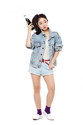 포토 JPG 스튜디오촬영 전신 긴머리 응시 옷 여자 패션 음료 포즈 반바지 모션 실내 한명 서기 들기 누끼 사람 동양인 20대 성인 앞모습 캐주얼 청춘 유행 한국인 청바지 추억 병 복고 콜라 탄산음료 청자켓 포니테일 묶은머리 콜라병 여자만 여자한명만 성인여자만 청년만 청년여자만 성인한명만 청년여자한명만 성인여자한명만 성인만 국내포토 1 헤어스타일 식기 시선 뷰포인트 컨셉 바지 인종 청년 내부 재킷 음료수병 탄산 파일형식