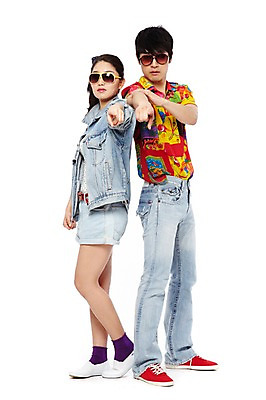 포토 JPG 스튜디오촬영 전신 긴머리 커플 옷 여자 패션 남자 한쌍 포즈 남방 반바지 모션 실내 서기 누끼 사람 동양인 손짓 20대 성인 두명 옆모습 캐주얼 청춘 선글라스 유행 한국인 등맞대기 청바지 가리킴 추억 복고 청자켓 포니테일 묶은머리 청년만 성인만 국내포토 헤어스타일 안경 뷰포인트 컨셉 셔츠 바지 관계 인종 청년 내부 재킷 파일형식