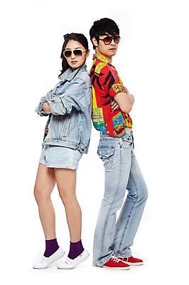 포토 JPG 스튜디오촬영 전신 긴머리 커플 옷 여자 패션 남자 한쌍 포즈 남방 반바지 모션 실내 서기 누끼 사람 동양인 20대 성인 두명 옆모습 캐주얼 청춘 선글라스 유행 팔짱 한국인 등맞대기 청바지 추억 복고 청자켓 포니테일 묶은머리 청년만 성인만 국내포토 헤어스타일 안경 뷰포인트 컨셉 셔츠 바지 관계 인종 청년 내부 재킷 파일형식