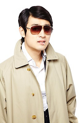 포토 JPG 스튜디오촬영 옷 패션 남자 포즈 모션 실내 한명 누끼 사람 동양인 정장 상반신 20대 성인 앞모습 청춘 선글라스 유행 외투 한국인 코트 트렌치코트 추억 물기 복고 이쑤시개 바바리맨 남자만 남자한명만 성인남자만 청년만 청년남자만 청년남자한명만 성인한명만 성인남자한명만 성인만 국내포토 1 안경 뷰포인트 컨셉 상의 인종 청년 내부 범죄자 파일형식