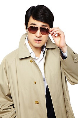 포토 JPG 스튜디오촬영 옷 패션 남자 포즈 모션 실내 한명 누끼 사람 동양인 정장 상반신 20대 성인 앞모습 청춘 선글라스 유행 외투 한국인 코트 트렌치코트 추억 물기 복고 이쑤시개 바바리맨 남자만 남자한명만 성인남자만 청년만 청년남자만 청년남자한명만 성인한명만 성인남자한명만 성인만 국내포토 1 안경 뷰포인트 컨셉 상의 인종 청년 내부 범죄자 파일형식