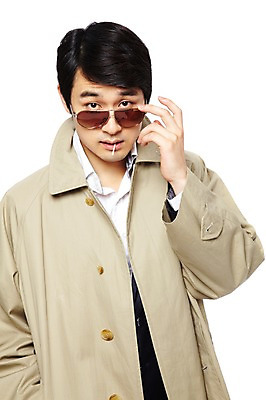 포토 JPG 스튜디오촬영 응시 시선 옷 패션 남자 포즈 모션 실내 한명 누끼 사람 동양인 정장 상반신 20대 성인 앞모습 청춘 선글라스 유행 외투 한국인 코트 트렌치코트 추억 물기 복고 이쑤시개 바바리맨 남자만 남자한명만 성인남자만 청년만 청년남자만 청년남자한명만 성인한명만 성인남자한명만 성인만 국내포토 1 안경 뷰포인트 컨셉 상의 인종 청년 내부 범죄자 파일형식