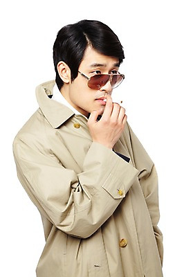 포토 JPG 스튜디오촬영 응시 옷 패션 남자 포즈 모션 흡연 담배 실내 표정 한명 서기 들기 누끼 사람 동양인 정장 상반신 20대 성인 옆모습 청춘 선글라스 유행 외투 한국인 코트 트렌치코트 추억 복고 기호식품 바바리맨 남자만 남자한명만 성인남자만 청년만 청년남자만 청년남자한명만 성인한명만 성인남자한명만 성인만 국내포토 1 시선 안경 음식 뷰포인트 컨셉 상의 인종 청년 내부 범죄자 파일형식