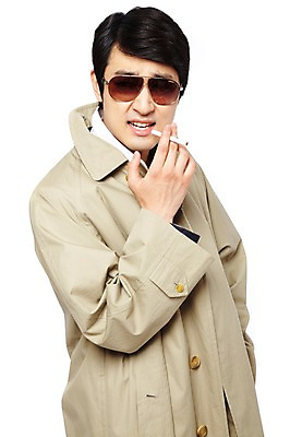 포토 JPG 스튜디오촬영 옷 패션 남자 포즈 모션 흡연 담배 실내 표정 한명 서기 들기 누끼 사람 동양인 정장 상반신 20대 성인 앞모습 청춘 선글라스 유행 외투 한국인 코트 찡그림 트렌치코트 추억 복고 기호식품 바바리맨 남자만 남자한명만 성인남자만 청년만 청년남자만 청년남자한명만 성인한명만 성인남자한명만 성인만 국내포토 1 안경 음식 뷰포인트 컨셉 상의 인종 청년 내부 범죄자 파일형식