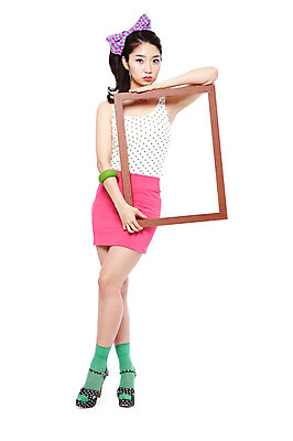 포토 JPG 스튜디오촬영 전신 긴머리 여자 패션 리본 포즈 액자 팔찌 모션 양말 프레임 실내 액자틀 틀 한명 서기 들기 누끼 사람 동양인 20대 성인 앞모습 청춘 치마 민소매 유행 한국인 추억 하이힐 복고 사진틀 포니테일 묶은머리 여자만 여자한명만 성인여자만 청년만 청년여자만 성인한명만 청년여자한명만 성인여자한명만 성인만 국내포토 1 헤어스타일 구두 뷰포인트 컨셉 상의 장신구 하의 인종 청년 내부 여성화 파일형식