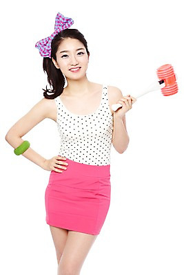 포토 JPG 스튜디오촬영 긴머리 여자 패션 리본 허리손 포즈 팔찌 모션 실내 한명 서기 미소 웃음 들기 누끼 사람 동양인 20대 성인 앞모습 청춘 치마 민소매 장난감 유행 놀이용품 한국인 추억 게임용품 복고 포니테일 묶은머리 뿅망치 여자만 여자한명만 성인여자만 청년만 청년여자만 성인한명만 청년여자한명만 성인여자한명만 성인만 국내포토 1 헤어스타일 뷰포인트 컨셉 상의 장신구 하의 표정 인종 청년 내부 오브젝트 파일형식