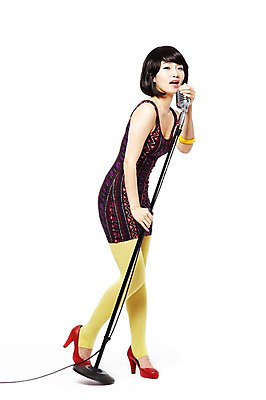 포토 JPG 스튜디오촬영 전신 라이프스타일 옷 원피스 여자 패션 음악 음향기기 포즈 노래 팔찌 모션 실내 한명 서기 누끼 사람 동양인 20대 성인 옆모습 청춘 치마 민소매 유행 한국인 가수 춤 단발머리 추억 하이힐 스탠드마이크 마이크 복고 디스코 복고댄스 레깅스 여자만 여자한명만 성인여자만 청년만 청년여자만 성인한명만 청년여자한명만 성인여자한명만 성인만 국내포토 1 헤어스타일 구두 뷰포인트 컨셉 상의 장신구 하의 문화예술 인종 청년 내부 생활 전자제품 음악가 여성화 파일형식