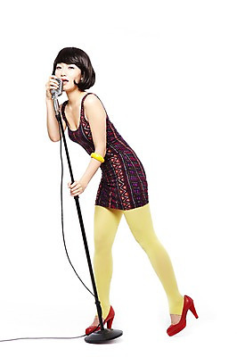 포토 JPG 스튜디오촬영 전신 라이프스타일 옷 원피스 여자 패션 음악 음향기기 포즈 노래 팔찌 모션 실내 한명 서기 누끼 사람 동양인 20대 성인 옆모습 청춘 치마 민소매 유행 한국인 가수 춤 단발머리 추억 하이힐 스탠드마이크 마이크 복고 디스코 복고댄스 레깅스 여자만 여자한명만 성인여자만 청년만 청년여자만 성인한명만 청년여자한명만 성인여자한명만 성인만 국내포토 1 헤어스타일 구두 뷰포인트 컨셉 상의 장신구 하의 문화예술 인종 청년 내부 생활 전자제품 음악가 여성화 파일형식